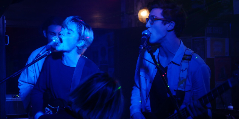 LORIS & THE BUSKERS, Chanteur Chanteur en représentation - photo de couverture n° 1