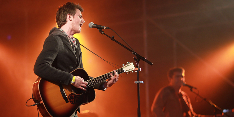 John M, Musiciens Acoustique en représentation - photo de couverture