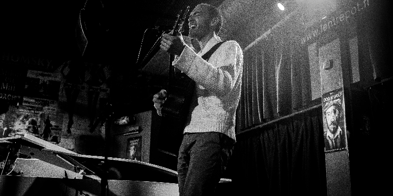 Milanose, Chanteur Chanteur en représentation - photo de couverture n° 2