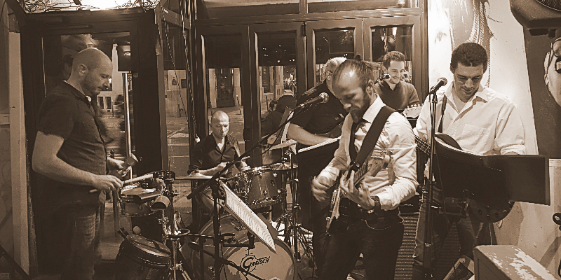 Le TLC Band, Chanteur Chanteur en représentation à Val de Marne - photo de couverture n° 1