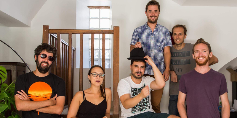 Victoria Caffè, Groupe de Musique Rock en représentation - photo de couverture n° 1