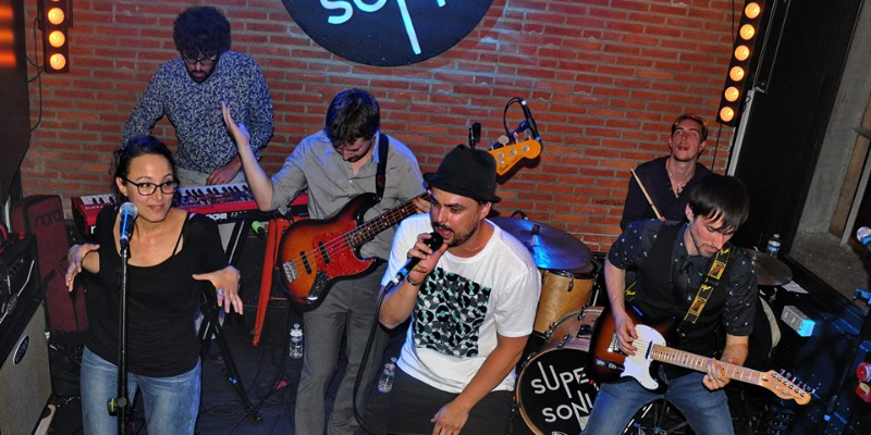 Victoria Caffè, Groupe de Musique Rock en représentation - photo de couverture n° 2