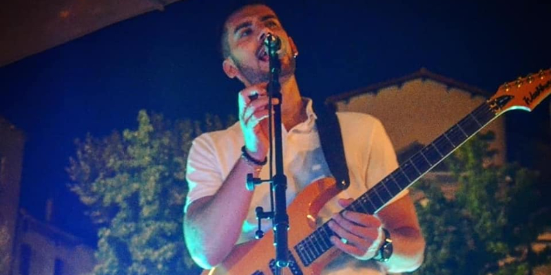 César Bouad, Chanteur Chanteur en représentation à Aveyron - photo de couverture n° 2
