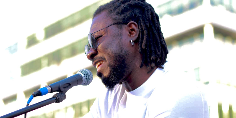 Niyi Kosi'Beru, Chanteur Chanteur en représentation à Paris - photo de couverture n° 2
