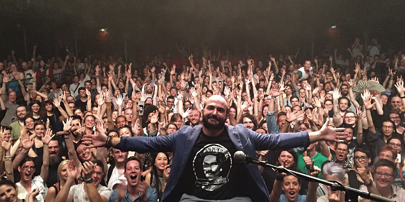 Avec Un Hache, Chanteur Chanteur en représentation à Yonne - photo de couverture