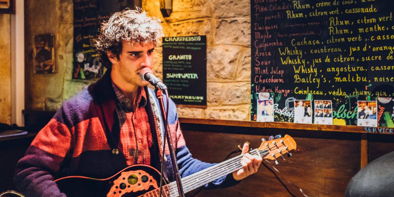 Alest, Chanteur Chanteur en représentation - photo de couverture n° 2