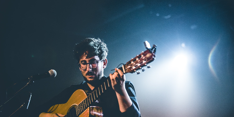 kasbah, Musiciens Guitariste en représentation - photo de couverture n° 1