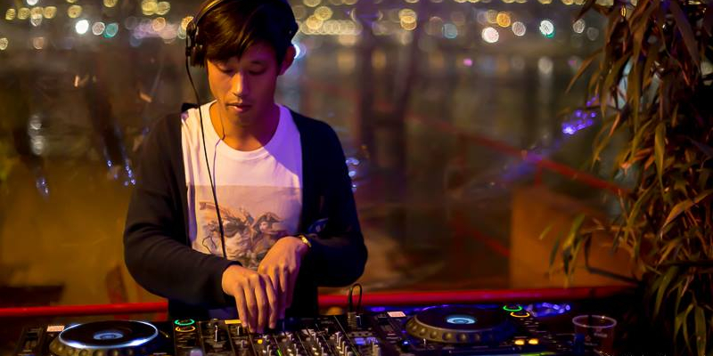 Mr. Raccoon, DJ DJ en représentation - photo de couverture n° 2