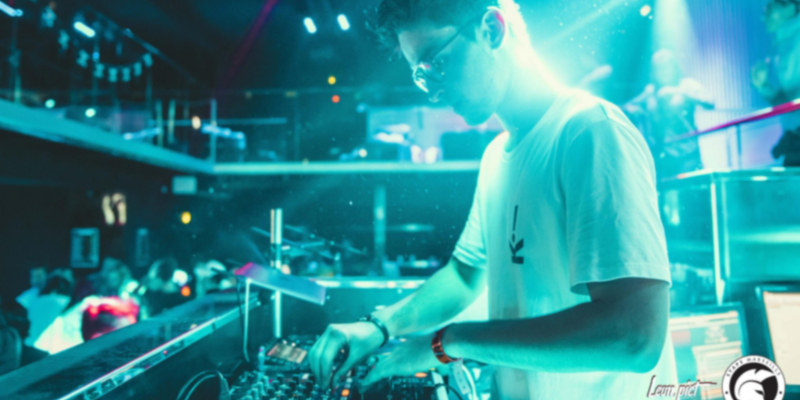 Dj KUB, DJ DJ en représentation - photo de couverture n° 2