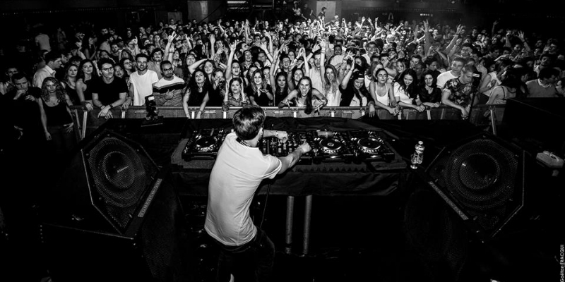 Gianni Kosta, Musiciens Deep House en représentation - photo de couverture n° 2