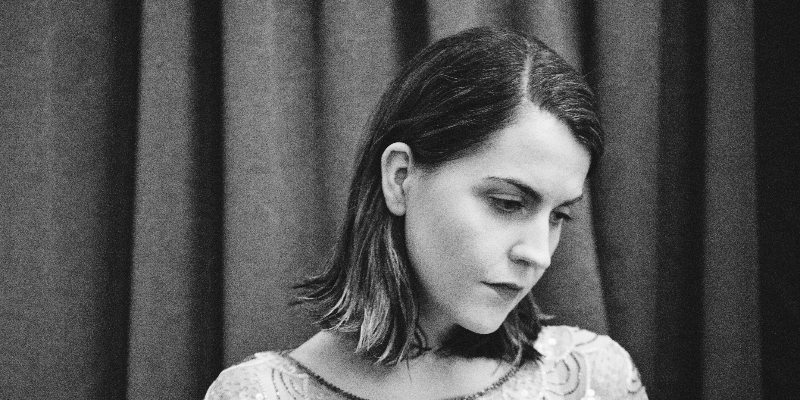 Liv Monaghan, Chanteur Chanteur en représentation à Paris - photo de couverture