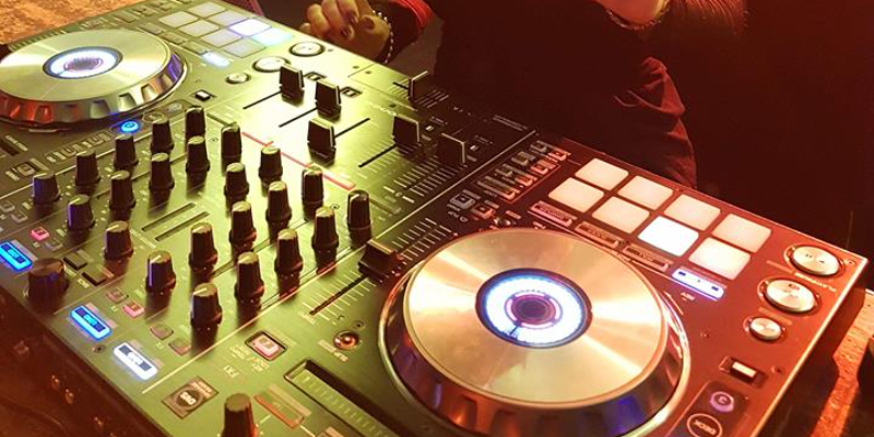 Léticia Orxan, DJ DJ en représentation - photo de couverture