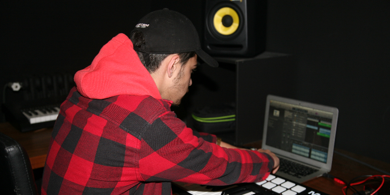Øthentik, DJ DJ en représentation - photo de couverture n° 3
