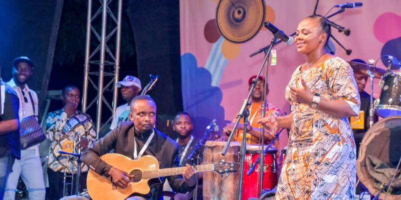 IYENGA, Chanteur Chanteur en représentation - photo de couverture n° 1