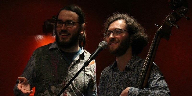 Les deux donistes, Chanteur Chanteur en représentation à Paris - photo de couverture
