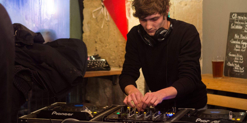 Pimprenelle, DJ DJ en représentation - photo de couverture n° 1