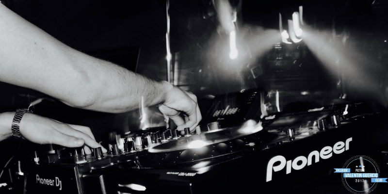 SvSound, DJ DJ en représentation - photo de couverture