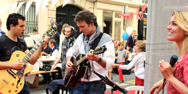 MV, Chanteur Chanteur en représentation à Paris - photo de couverture n° 3
