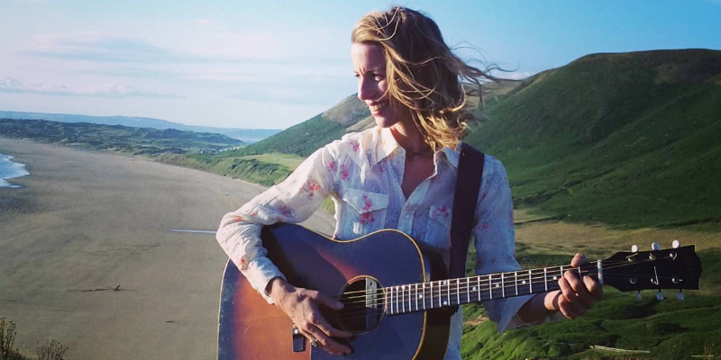 Alexandra Cherrington, Chanteur Chanteur en représentation à Aude - photo de couverture n° 3