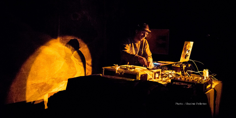 eKliTe, DJ DJ en représentation - photo de couverture n° 1