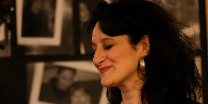 Hélène Makki, Chanteur Chanteur en représentation à Paris - photo de couverture