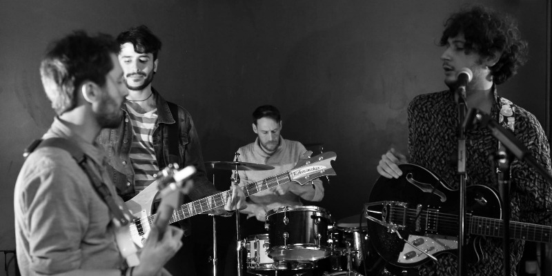 Squeaking Mouse, Groupe de Musique Rock en représentation - photo de couverture