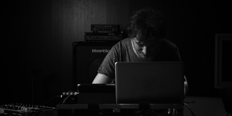 poumtica, DJ DJ en représentation - photo de couverture n° 1