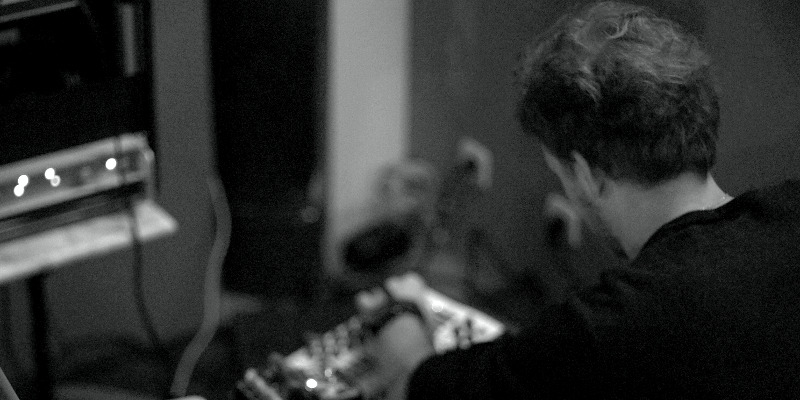 poumtica, DJ DJ en représentation - photo de couverture n° 3