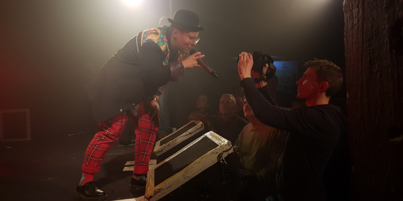 Aleksien, Chanteur Chanteur en représentation à Paris - photo de couverture n° 2