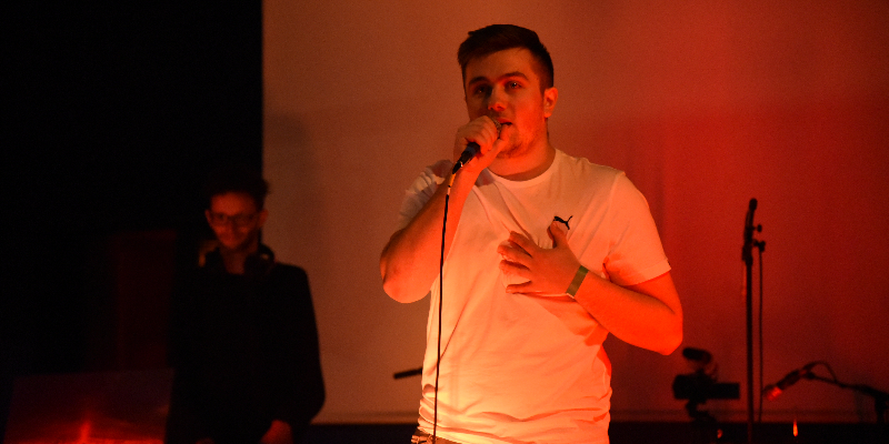 Nomis XVII, Chanteur Chanteur en représentation - photo de couverture n° 3