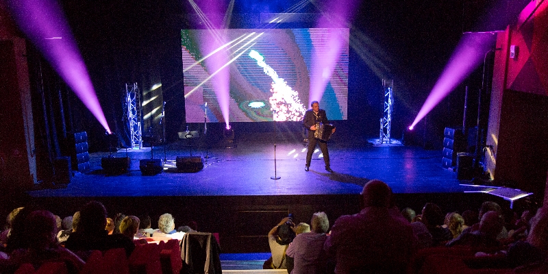 BRUSCO-MUSIC, Chanteur Chanteur en représentation à Pyrénées Orientales - photo de couverture n° 1