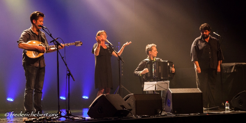 La Bergère / Les Noumènes / Ladrolla, Chanteur Chanteur en représentation - photo de couverture n° 2