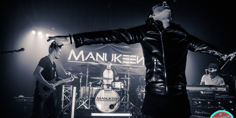 Manukeen, Groupe de Musique Rock en représentation - photo de couverture n° 3