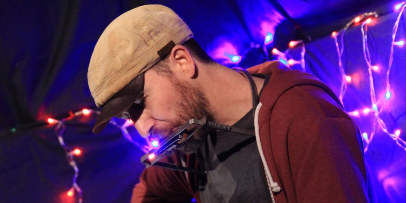 Pierre Denaes, Chanteur Chanteur en représentation à Rhône - photo de couverture n° 1