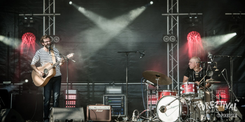 Vibrations sur le fil, Chanteur Chanteur en représentation à Rhône - photo de couverture