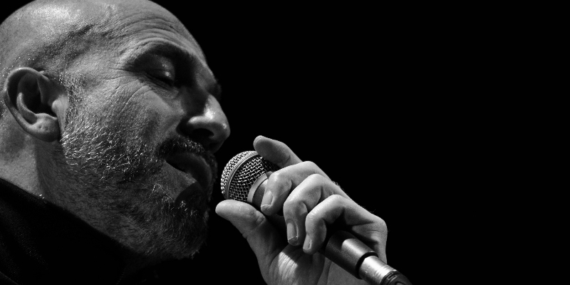 Guillo, Chanteur Chanteur en représentation - photo de couverture
