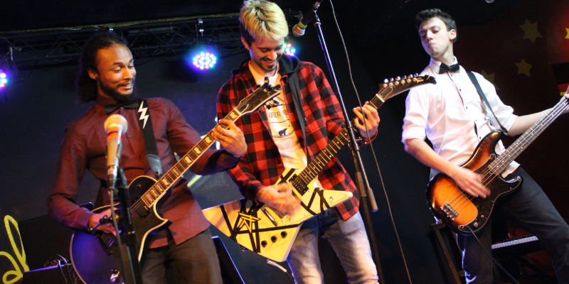 Dumped, Not Dead!, Groupe de Musique Rock en représentation à Paris - photo de couverture n° 1