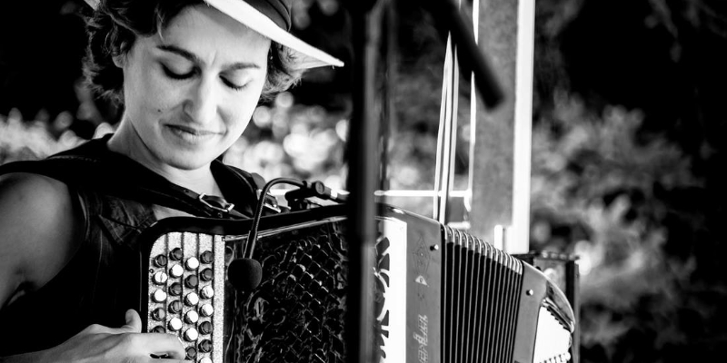 VASSILKI, Musiciens Acoustique en représentation à Paris - photo de couverture n° 2