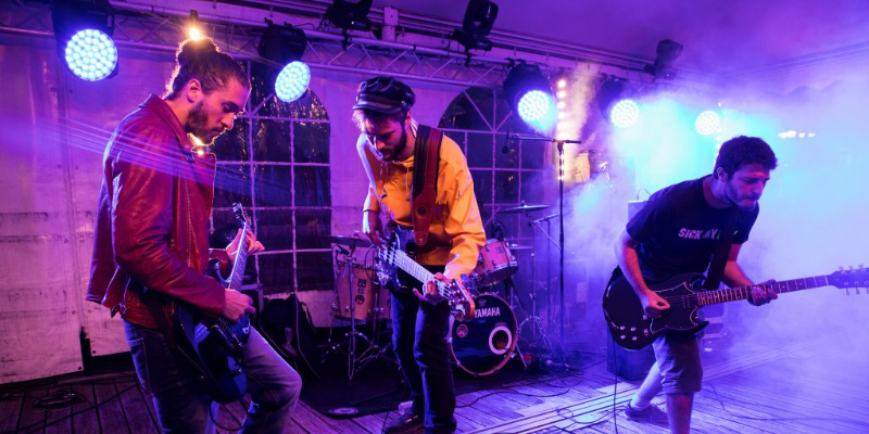 Captain A. Duck, Groupe de Musique Rock en représentation - photo de couverture
