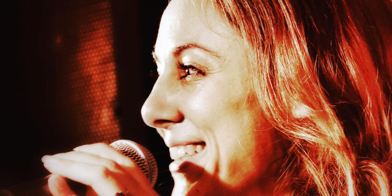 Isabelle Sabatier , Chanteur Chanteur en représentation à Loiret - photo de couverture n° 1