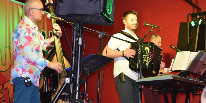JULIEN, Chanteur Chanteur en représentation à Corrèze - photo de couverture n° 3