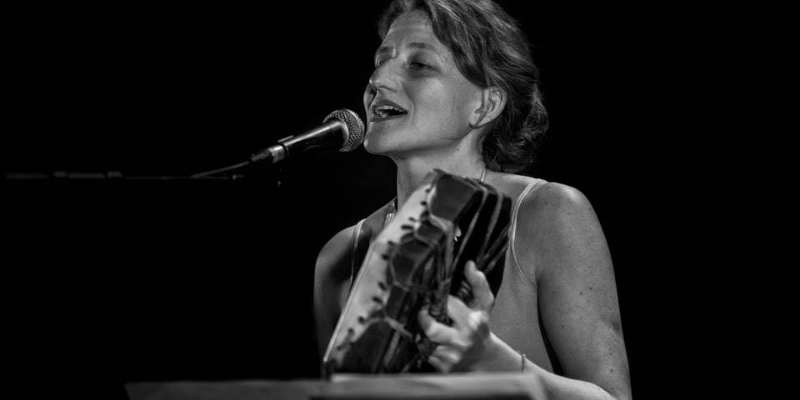 Mara Szachniuk, Chanteur Chanteur en représentation à Gironde - photo de couverture n° 2
