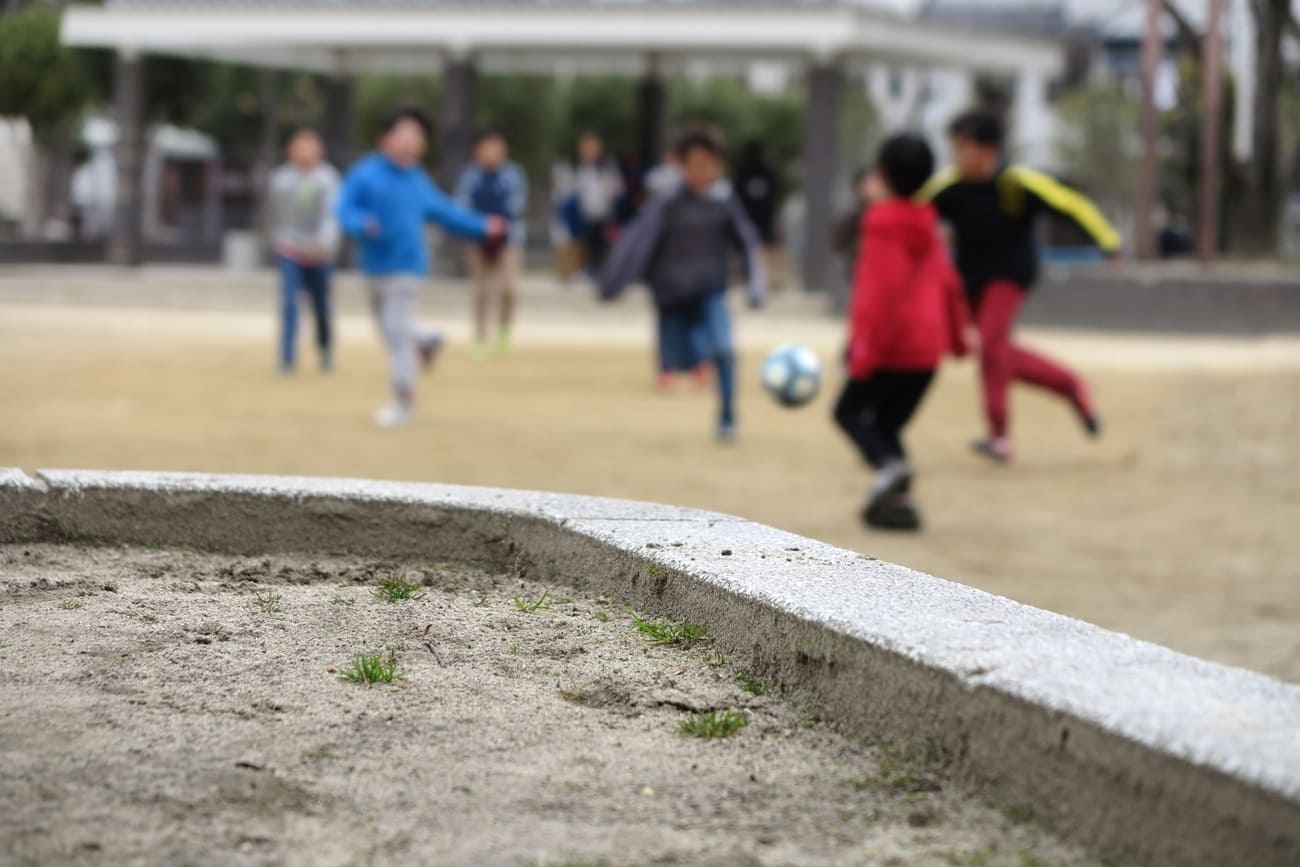 近所のボール遊び禁止の公園は自治体の野球部の練習と敬老会のゲ