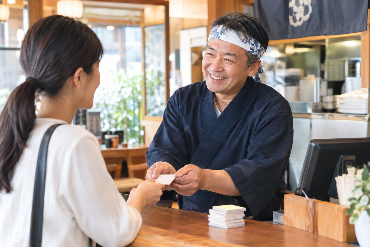 クチコミが増えると★は下がる？ 件数と評価の関係を1,995店で調べた