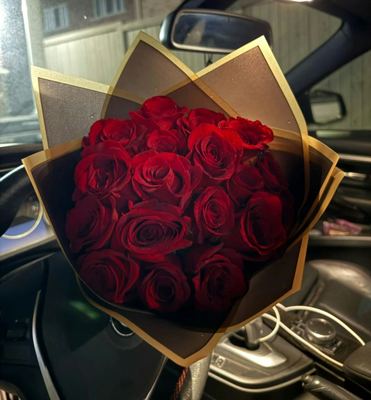 Classic Red Roses Bouquet in Black Wrap – 18 Roses