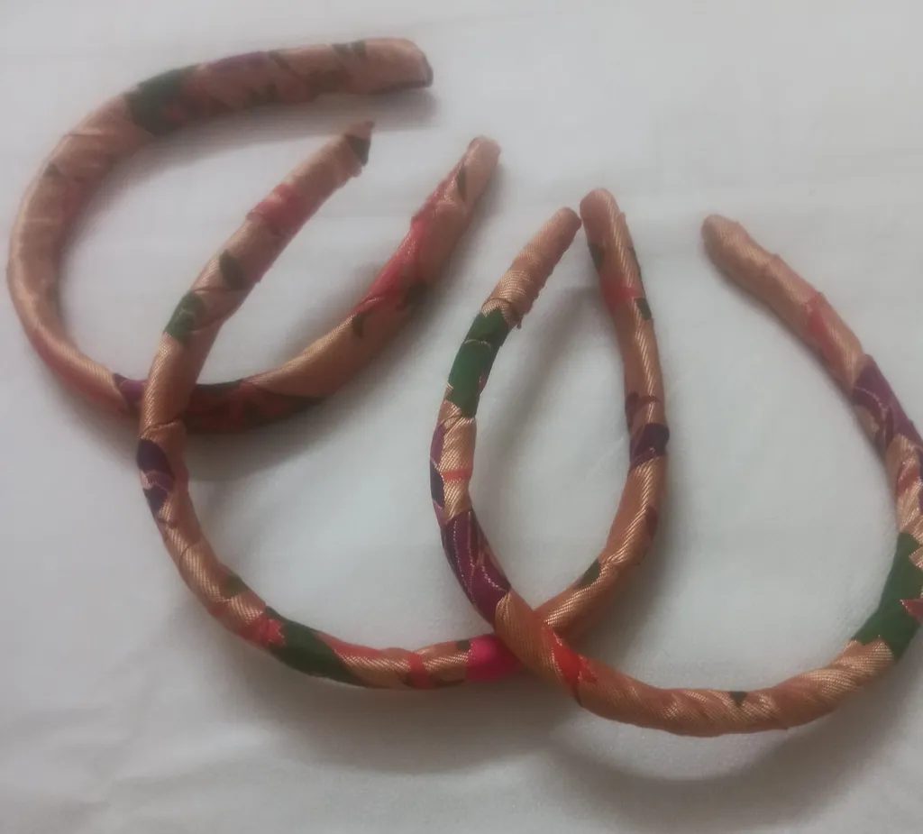 62f5a02d-856c-4ae6-a3f9-045c94a817a2-VDC-Paithani-Hairbands