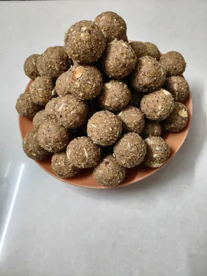 Methi Dink Ladu | मेथी-डिंक लाडू 