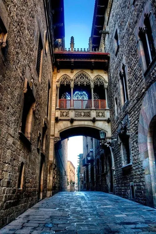 Ponte neogotico del Carrer del Bisbe nel Barri Gòtic di Barcellona