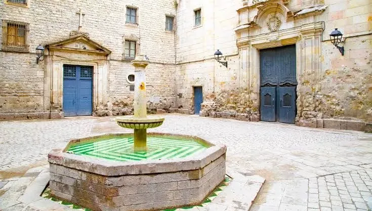 Plaça Sant Felip Neri nel Barri Gòtic di Barcellona, con la chiesa barocca e la fontana centrale