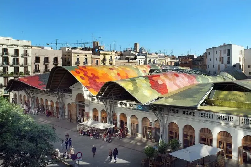 Copertura ondulata e multicolore del Mercat de Santa Caterina a El Born, Barcellona